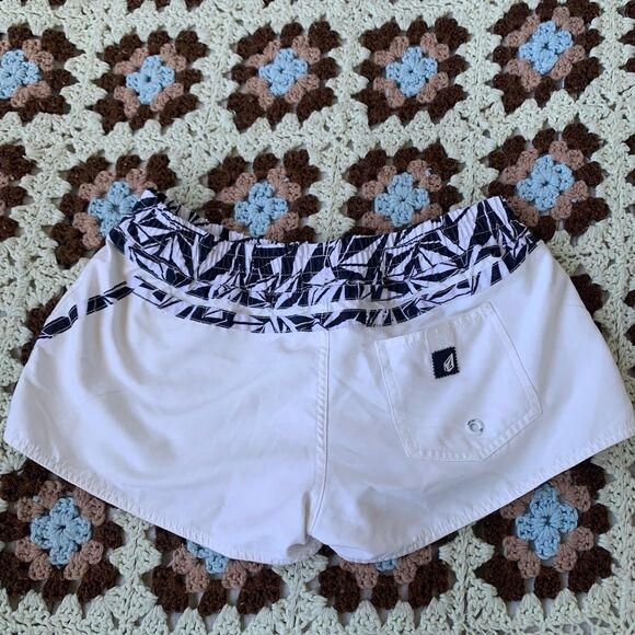 Volcom Shorts White and Black Geo Pattern Sz S - Picture 6 of 7